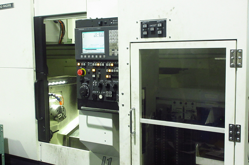 有限会社岡村鉄工所では、金属を切削加工するための機械を様々に取り揃えております。